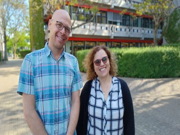 Nimrod Tal (l.) und Miri Yochanna vom Kibbutzim College im Mai 2022 an der Pädagogischen Hochschule Karlsruhe. Foto: PHKA