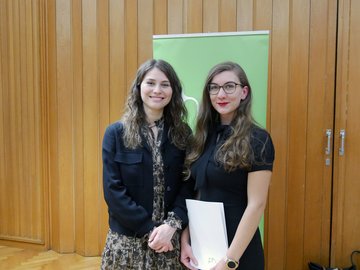 Léonie Trick (Vector Stiftung) und Deutschlandstipendiatin Felicitas Siwik (r.). Foto: Stefanie Krämer/Pädagogische Hochschule Karlsruhe