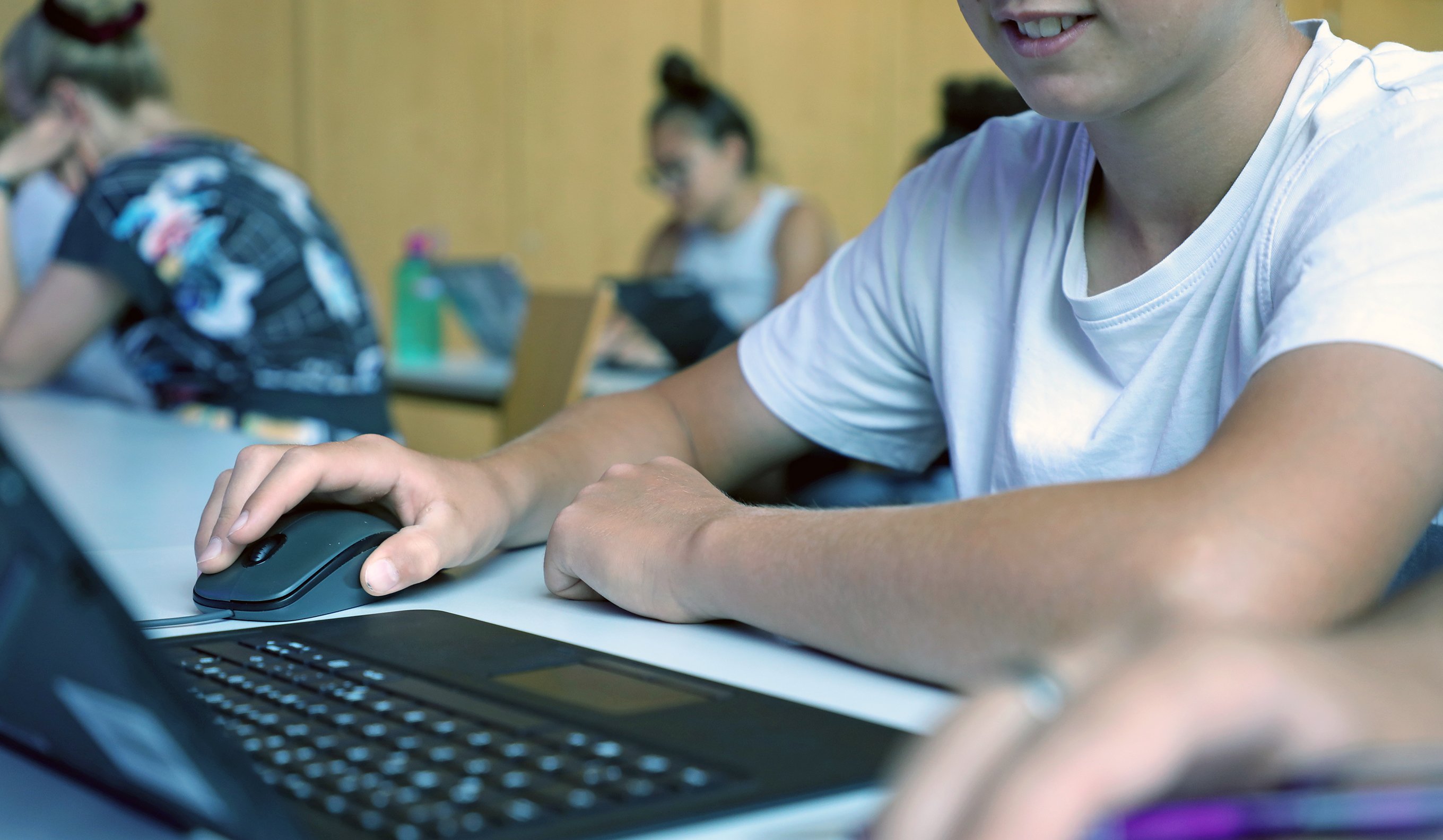 Begeisterung für technische Bildung wecken: Schüler:innen und Studierende beim CAD-Konstruieren im neuen Lehr-Lern-Labor Technik der Pädagogischen Hochschule Karlsruhe. Foto: PHKA/Thelen
