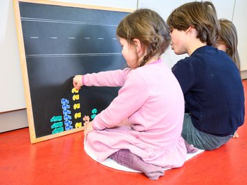 Frühe mathematische Bildung: Ordnen und Sortieren als  Lernanlässe. Foto: Mark Sprenger 