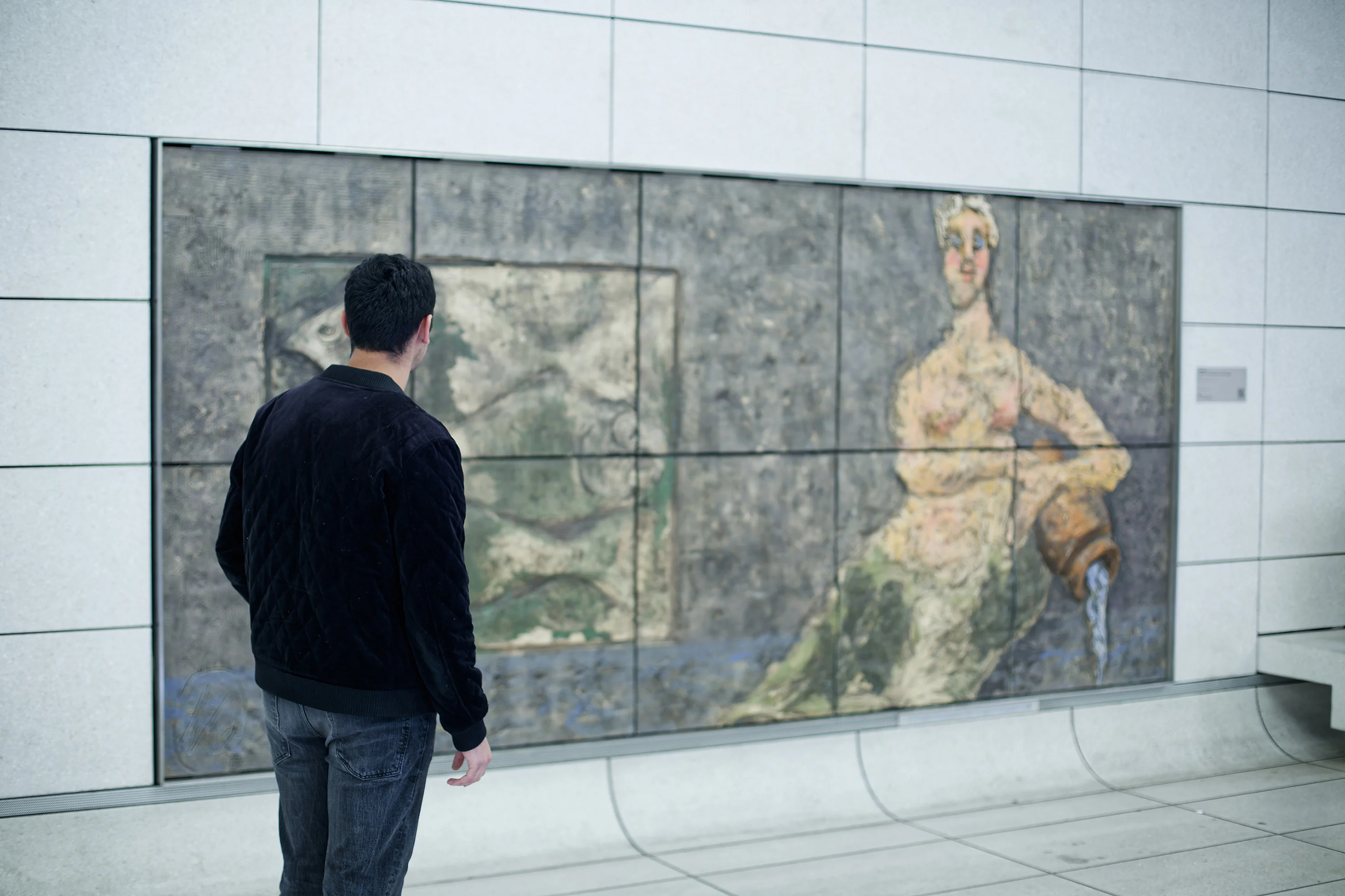 "Regen des Überflusses (Das Wasser)" von Markus Lüpertz, U-Bahn-Haltestelle Europaplatz - Richtung Marktplatz. Foto: Joel Frank/Pädagogische Hochschule Karlsruhe