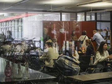 Ein verschwommen wirkender Einblick durch eine Fensterscheibe in die caphete der Hochschule