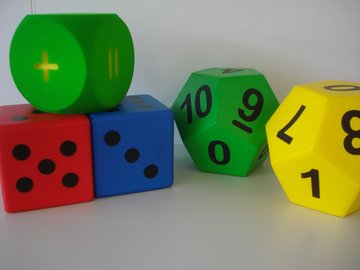 Spielwürfel aus Schaumstoff in verschiedenen Farben.