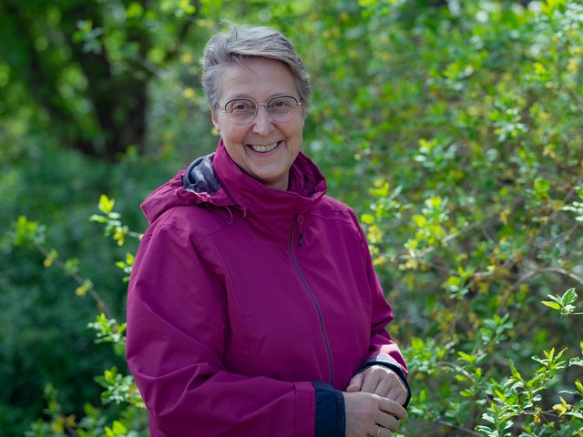 Prof. Dr. Dorothee Benkowitz im Ökologischen Lerngarten der Pädagogischen Hochschule Karlsruhe. Foto: Roxane Fijean/PHKA