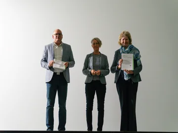 Zwei Studiengänge akkreditiert: Anette Meier überreichte die Urkunden an Thorsten Kirste (l.) und Karin Schäfer-Koch (r.) Foto: Roxane Fijean/PHKA