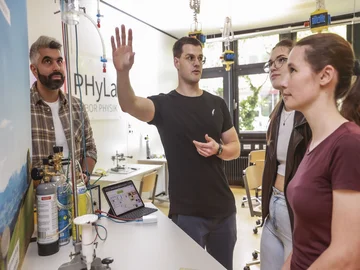 Wie nimmt Kohlendioxid Wärmestrahlung auf? Versuchsaufbau im PHKA-Lehr-Lern-Labor Physik. Foto: Fabry/PHKA