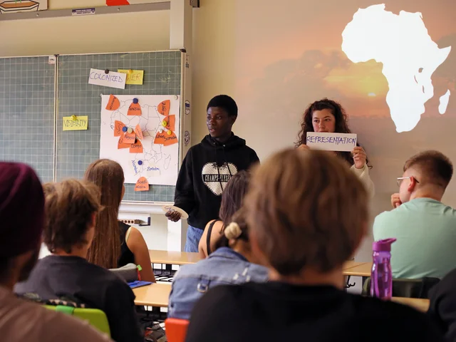 Dekolonial Englisch unterrichten: Studierendentandem in der Internationalen Klasse der Sophie-Scholl-Realschule Karlsruhe. Foto: PHKA/Thelen © Die kostenfreie Verwendung des Fotos ist ausschließlich für journalistische Zwecke in Verbindung mit der Pressemitteilung sowie unter Angabe der Quelle gestattet. 