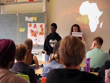 Dekolonial Englisch unterrichten: Studierendentandem in der Internationalen Klasse der Sophie-Scholl-Realschule Karlsruhe. Foto: PHKA/Thelen © Die kostenfreie Verwendung des Fotos ist ausschließlich für journalistische Zwecke in Verbindung mit der Pressemitteilung sowie unter Angabe der Quelle gestattet. 