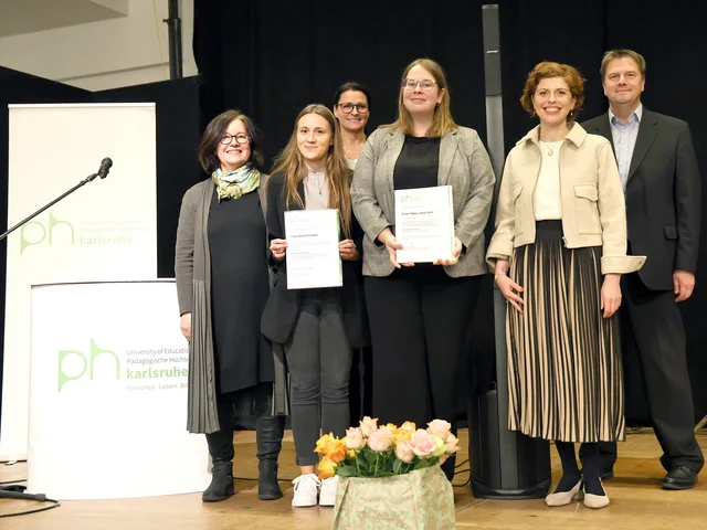 Prämierung beste Abschlussarbeiten: Ihre Urkunden zeigen Alina Bischoff (l.) und Tabea Seck. Foto: Jörg Donecker/PHKA