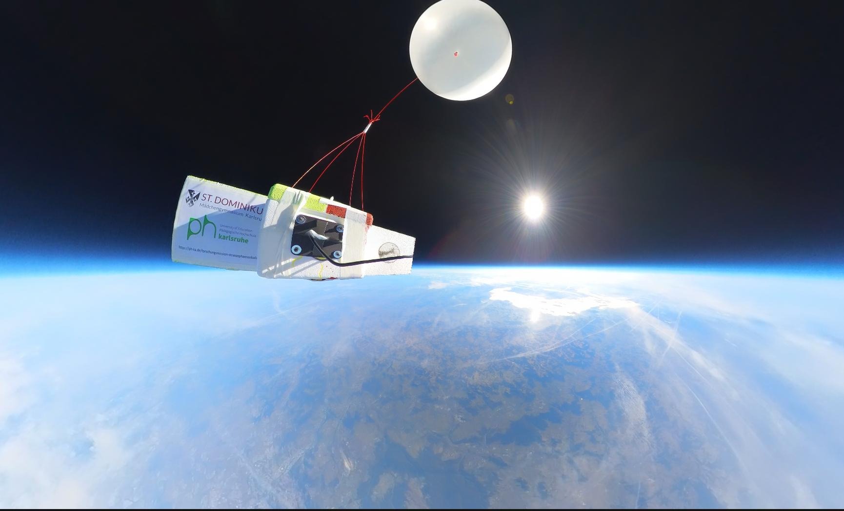 Stratosphärenballon - Physik am Rand zum Weltall: Die Forschungssonde in der Stratosphäre. Foto: PHKA