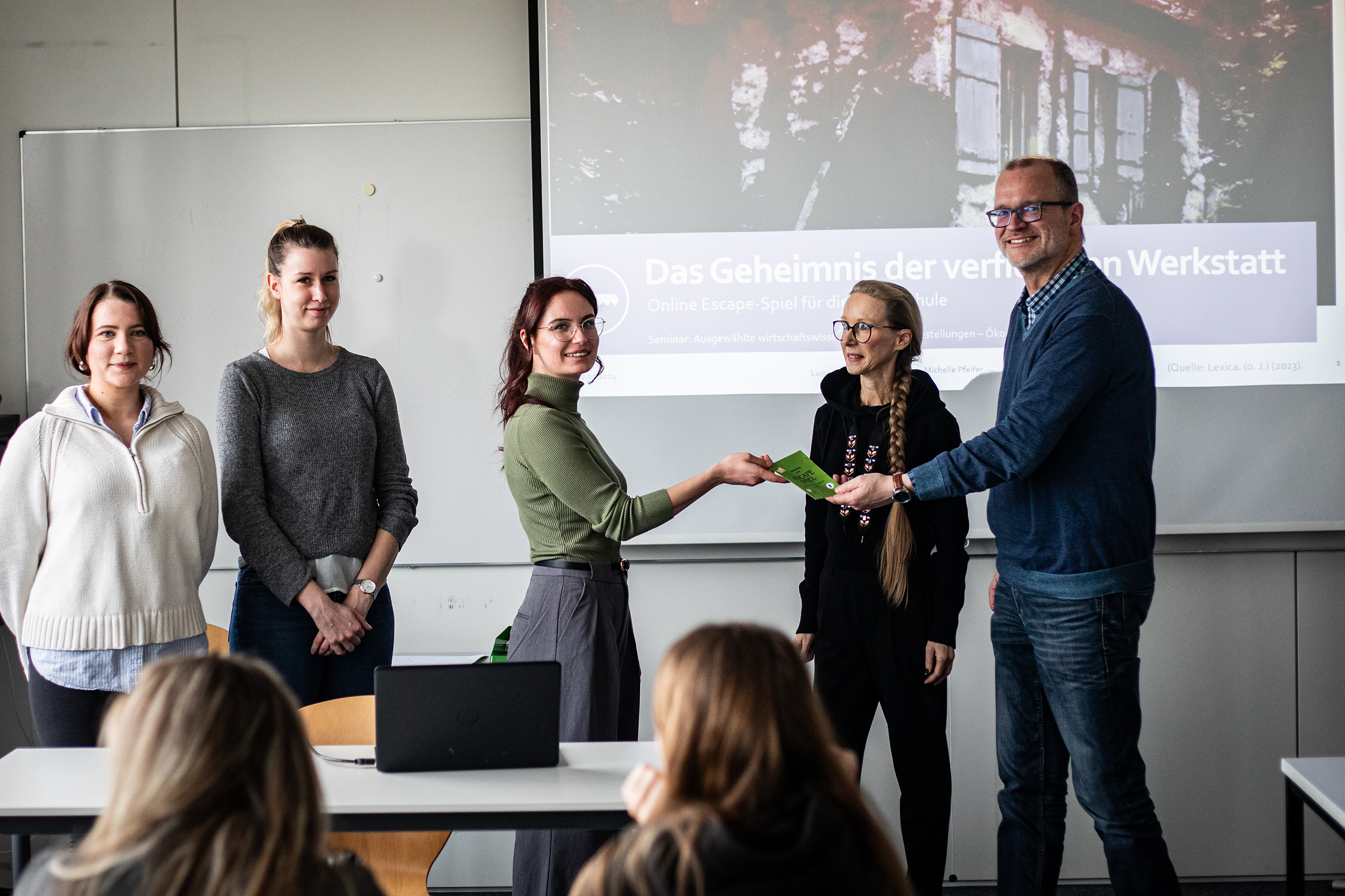 Im PHKA-Seminar: Studierende präsentieren ihre Escape Spiele. Rechts Prof. Wiepcke mit Oliver Sänger vom Landesmuseum. Foto: Joel Frank/PHKA