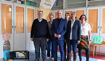 Im Lehr-Lern-Labor "MiniMa": Landtagsvizepräsident Daniel Born (M.), MiniMa-Leiterin Prof. Dr. Christiane Benz (2.v.r.) und PHKA-Rektor Klaus Peter Rippe mit Mitarbeiterinnen des PHKA-Instituts für Mathematik. Foto: PHKA