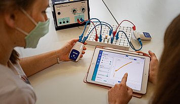 Messwerte erfassen: Lehramtsstudierende der Physik erproben an der Pädagogischen Hochschule Karlsruhe das Experimentieren mit digitalen Medien. Foto: David Manherz/Pädagogische Hochschule Karlsruhe
