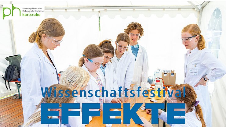 PHKA bei EFFEKTE Festival 2025 Kinder und Studierende um einen Tisch in einem weißen Zelt in Labormänteln und Laborbrillen machen chemische Experimente