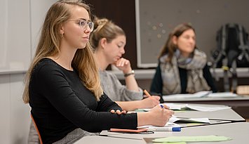 Weiterbildung: Sich mit Angeboten der Pädagogischen Hochschule Karlsruhe neue Perspektiven eröffnen. Foto: Kamuf/PHKA