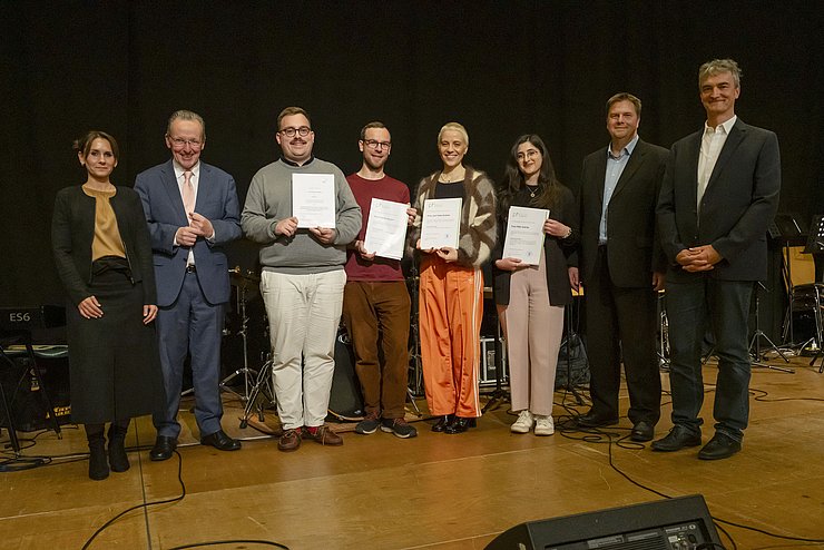 _DSF4677.jpg Beste Abschlussarbeiten: PHKA-Preisträger:innen mit Kulturbürgermeister Käuflein (2.v.l.), PHKA-Prorektorin Anskeit (l.), Volker Schwab von der KHG (r.) und Prof. Weihs, Institut für Katholische Theologie. Foto: Gustavo Alàbiso/PHKA