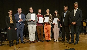 _DSF4677.jpg Beste Abschlussarbeiten: PHKA-Preisträger:innen mit Kulturbürgermeister Käuflein (2.v.l.), PHKA-Prorektorin Anskeit (l.), Volker Schwab von der KHG (r.) und Prof. Weihs, Institut für Katholische Theologie. Foto: Gustavo Alàbiso/PHKA