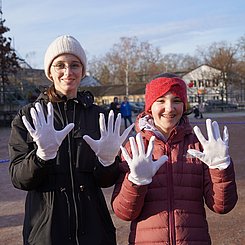 Schülerinnen mit den für den Ballon vorgesehenen Handschuhen.