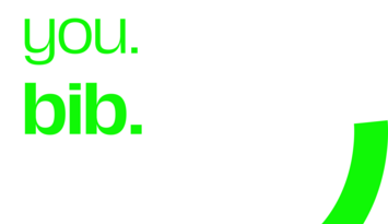 Weißer Hintergrund mit großer, hellgrüner Schrift: „we need you. bib.“ Unten rechts ist ein großer, gebogener, grünfarbener grafischer Balken zu sehen. Minimalistisches, modernes Layout.