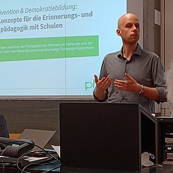 Andreas Schulz von der Landeszentrale für politische Bildung Baden-Württemberg beim Präsentationstermin am 30.6.2022 an der PHKA. Foto: PHKA