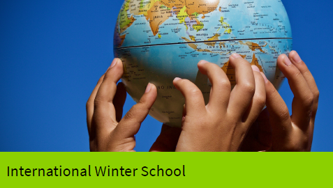 Hände, die eine Weltkugel halten über dem Titel der Winter School 'Democracy - Language - Participation'