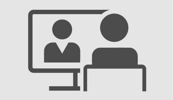 Druck Eine Person sitzt an ihrem Schreibtisch und hört einer Person, die auf dem Bildschirm abgebildet ist zu