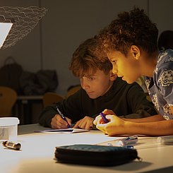 2 Schüler im Lehr-Lern-Labor halten Messwerte fest