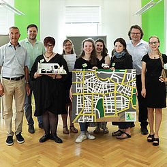 Soziale Geschäftsideen: Die Studierenden des Siegerteams mit Dr. Martin Lenz (l.) und Prof. Dr. Dr. h. c. Claudia Wiepcke (r.). Foto: Vinnichenko/PHKA