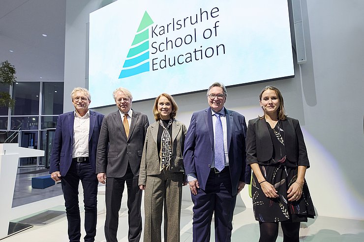 Karlsruhe School of Education Eröffnung der Karlsruhe School of Education: (v.l.n.r.) Prof. Alexander Woll, wissenschaftlicher Leiter der KSE am KIT; Prof. Jan S. Hesthaven, Präsident des KIT; Petra Olschowski, Ministerin für Wissenschaft, Forschung und Kunst Baden-Württemberg; Prof. Klaus-Peter Rippe, Rektor der PHKA; Prof. Nadine Anskeit, wissenschaftliche Leiterin der KSE an der PHKA. Foto: Sascha Schäfer/KIT