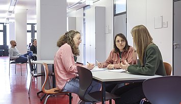 Sich berufsbegleitend weiterbilden: Die Pädagogische Hochschule Karlsruhe bietet zahlreiche Zertifikate und Masterstudiengänge im Bereich Bildung an. Foto: Andrea Fabry/PHKA