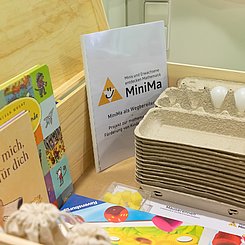 Materialkiste mit Spielen, Büchern und Begleitheft. Foto: Roxane Fijean/Pädagogische Hochschule Karlsruhe