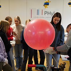 Schülerin mit einem der beiden Testballone