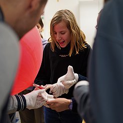 Schülerin beim vorbereiten des Testballons