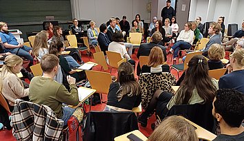 Gesprächsdynamik: Wer sich beteiligen wollte, wechselte in den innersten Kreis. Foto: PHKA