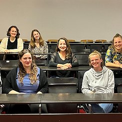 Studierende sitzen in einem Hörsaal.