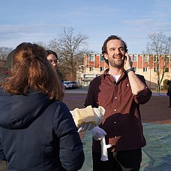Prof. Dr. Ludwig während eines Telefonats mit Steffen Wagner.