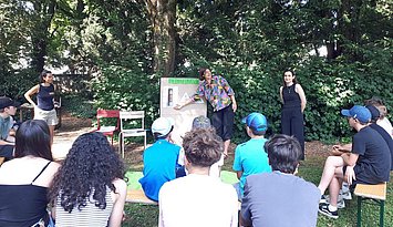 Boden erforschen: PHKA-Studentinnen führten Workshops für französische Schüler:innen im Garten des Goethe-Instituts Nancy durch. Foto: Nicola Block