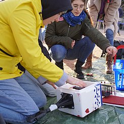 Stdentinnen, die die Sonde final zusammenbauen.