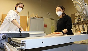 Machen an der PHKA im Fach Technik ihren Maschinenschein: Die Lehramtsstudentinnen Alisa Schuff (l.) und Petra Dörr. Foto: PHKA