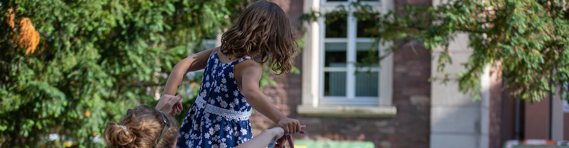 Ein Kind läuft auf auf dem PH Campus einen Seil. Es wird von einer erwachsenen Person unterstützt.