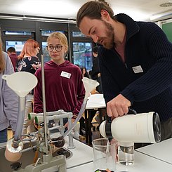 Kick off PhyLa - Student erklärt zwei Schülerinnen ein Experiment Student erklärt zwei Schülerinnen ein Experiment im Lehr-Lern-Labor der Physik