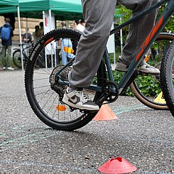 Fahrradfahrer auf einem Parcours auf der Straße