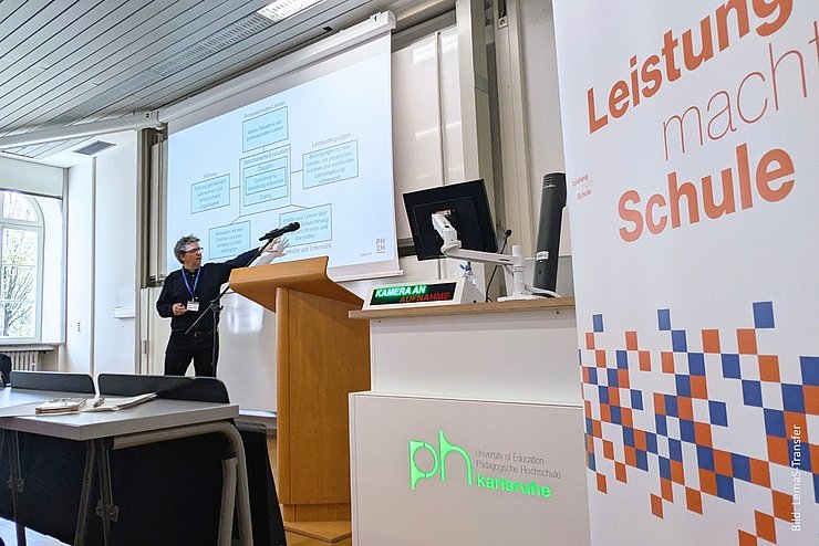 Bilder-LinkedIn-quer - Schulleitungstagung (2) Dr. Niels Anderegg bei der Schulleitungstagung von LemaS-Transfer an der PHKA. Foto: Anna Schuer