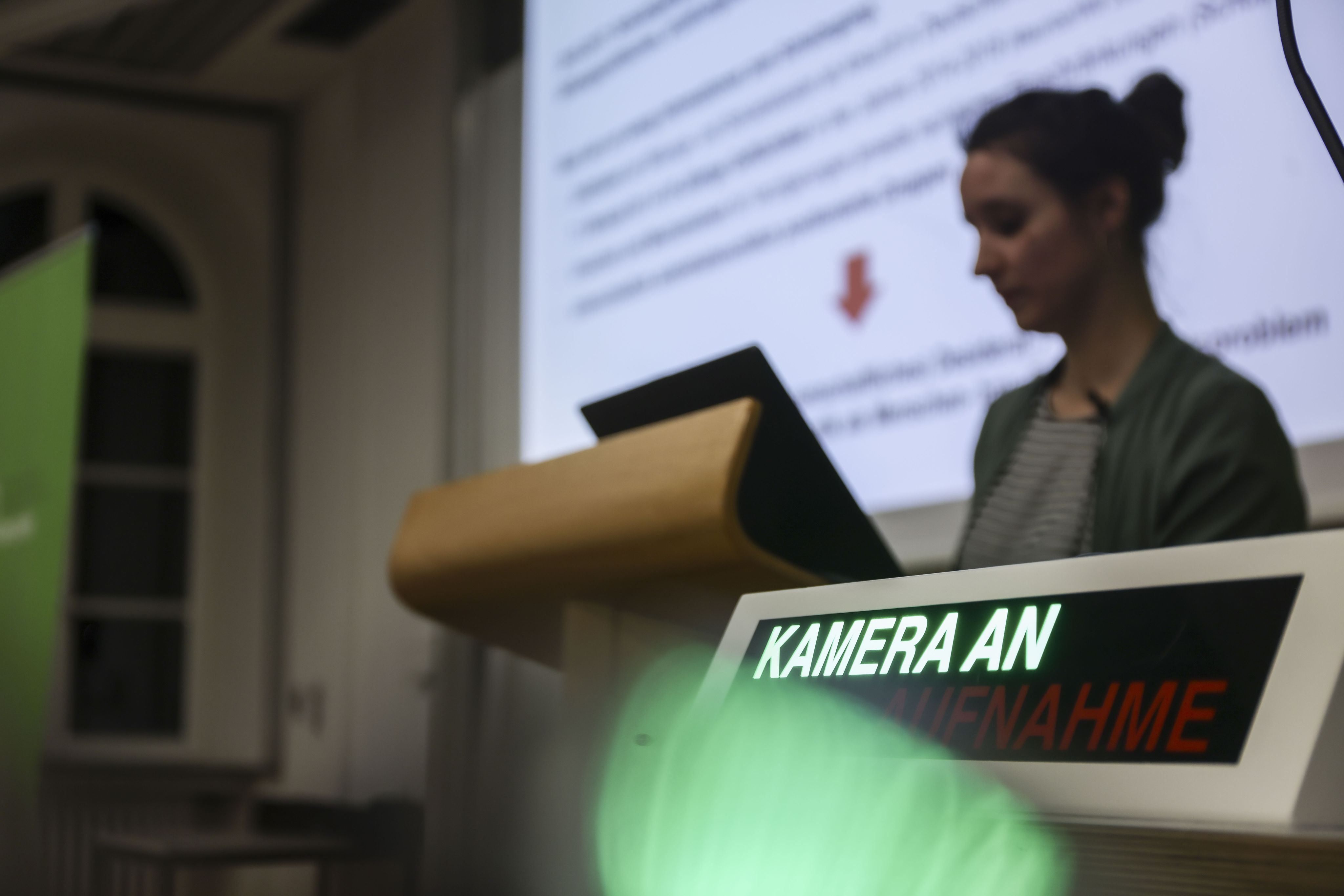 Symbolbild Lehre an der Pädagogischen Hochschule Karlsruhe: Eine Dozentin beim Vortrag im Multimedia-Hörsaal vor