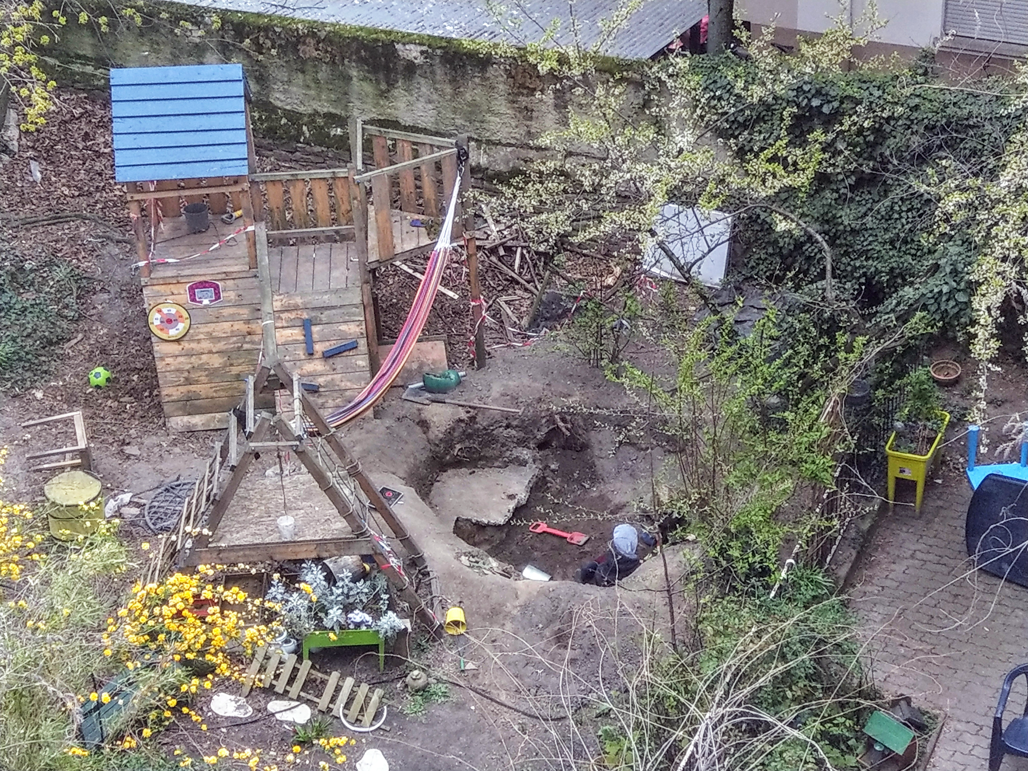 Bild des Tages - 12. April: Die beiden Freunde Benjamin und Tamiro (8 Jahre alt) arbeiten an ihrem Loch im Hinterhofgarten. „Jetzt haben wir endlich Zeit, unseren Pool fertig zu stellen!“