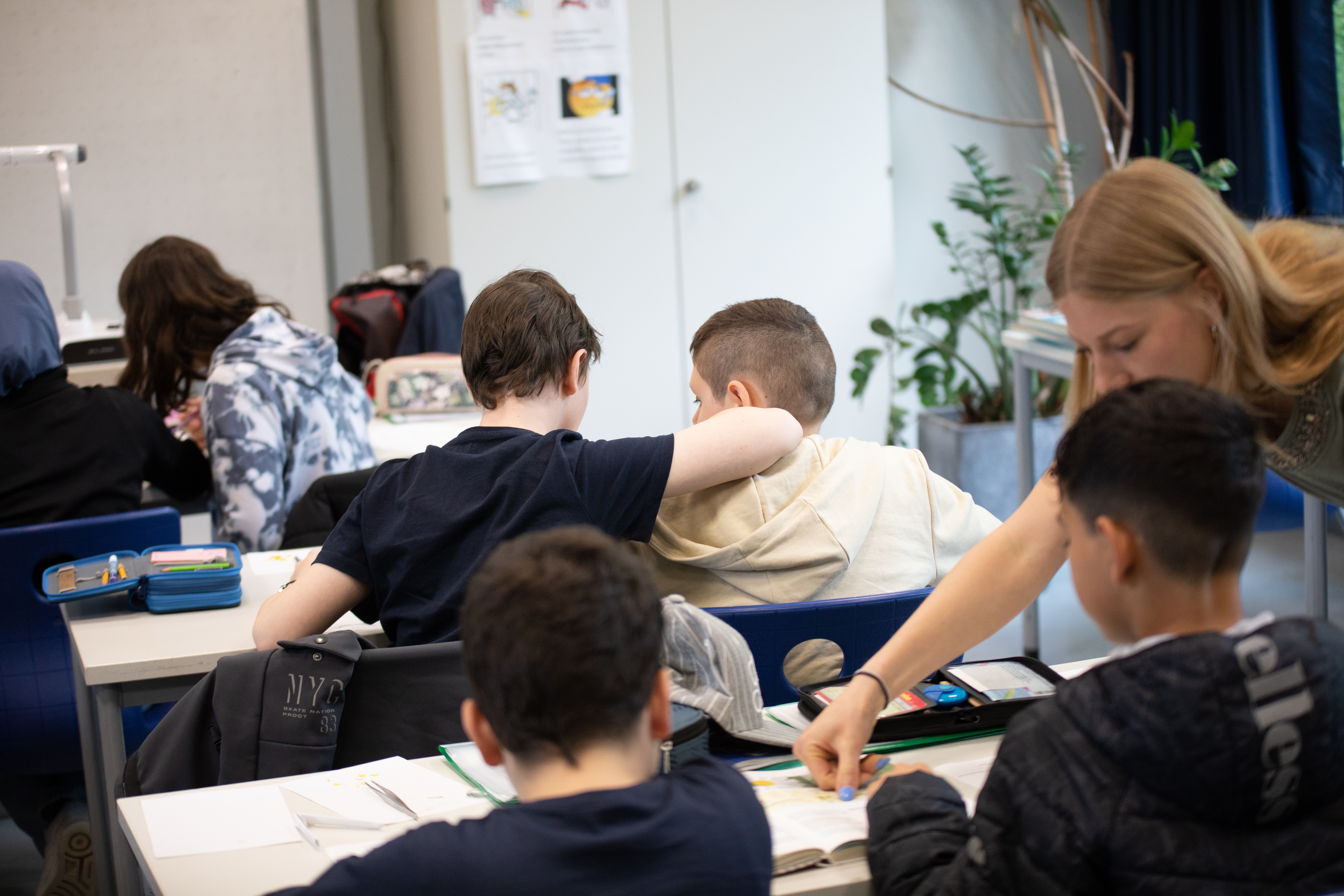 Eine Lehrerin unterrichtet in einer Schulklasse
